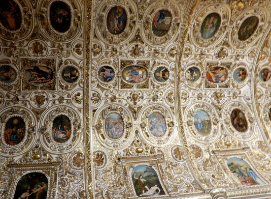 Die kunstvoll ausgestaltete Decke im Kirchenschiff