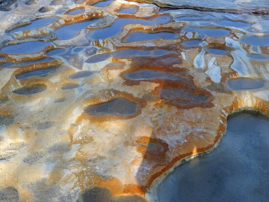 Sinter durch eisenoxiydhaltes Wasser