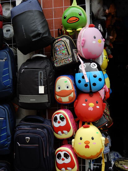 Oben in der Mitte hängt ein toll bestickter Rucksack! Leider lockt auch die bunte Plastiwelt in diesen Städten