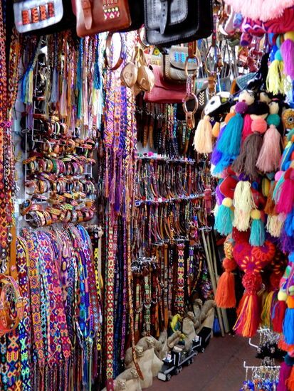 Weil es immer wieder nieselt, verziehen wir uns in den "Mercado de Artesanias"! Wunderschöne handgefertigte Produkte könnte man hier kaufen - doch Leomobil ist auch so schon sehr voll!