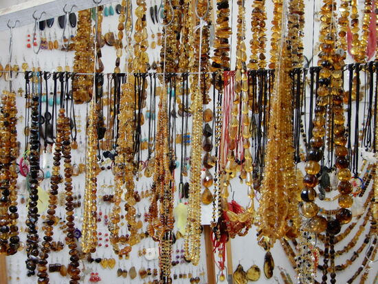 Bernstein ist in Chiappas sehr charakteristisch. Auch Jade wird zu Schmuck verarbeitet. Auch Stick- und Webarbeiten werden kunstvoll, oft in Heimarbeit hergestellt!