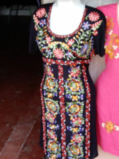 Besticktes Damenkleid mit wundervollen Motiven