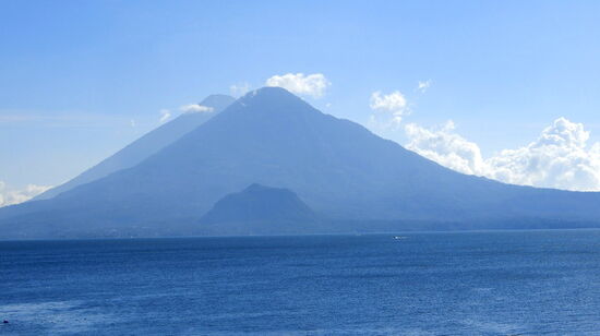 Drei Vulkane gleich vor uns! Der kleinste ist der Cerro de Oro (1600 m), dahinter der Tolimán (3158 m) und hinten der Atitlán (3537 m). Leider liegen sie meist im Dunst... - schade!