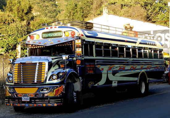 Farbig ist die Devise in Guatemala! Auch die Busse sind prächtig bemalt! Und sehr laut knattern sie durch die Umgebung!