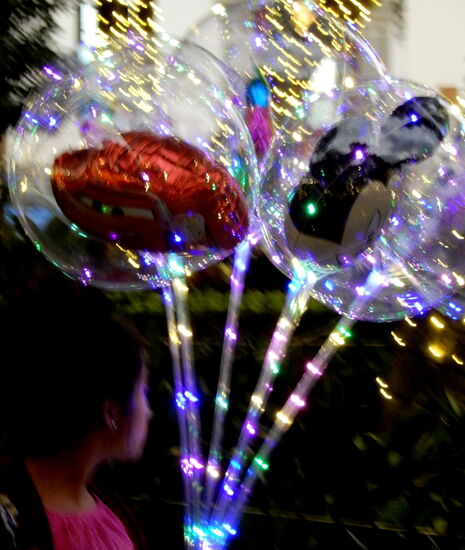 Blinkende Luftballons sind offenbar der neuste Hit! Mir passen diese wandernden Verkaufsgeschäfte nicht so sehr, werden doch bereits Kinder als Verkäufer von Kaugummi und dergleichen eingesetzt und zu oft wollen mir Jungs die Schuhe putzen. Ich kann ja verstehen, dass ein grosser Existenzkampf besteht, aber hier wird zuviel angeboten...