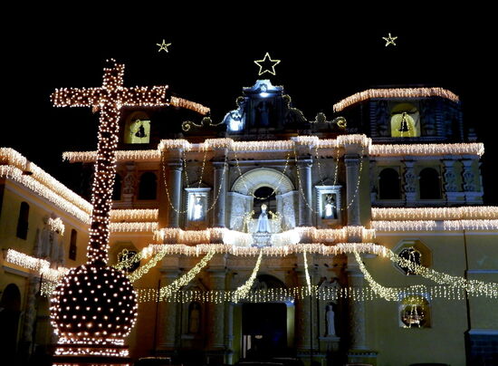 Der Weg zurück zum Hostal führt uns an der bereits weihnächtlich beleuchteten Klosterkirche La Merced vorbei.