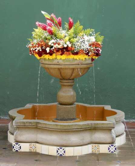 Ein Brunnen  - zauberhaft geschmückt, bringt eine angenehme Frische ins Haus