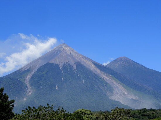 Der Fuego mit dem Schwestervulkan Agua