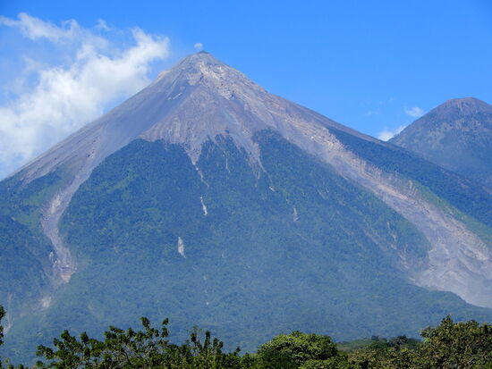 Hier haben sich die Lavaströme bis wiet ins Tal hinunter gefressen