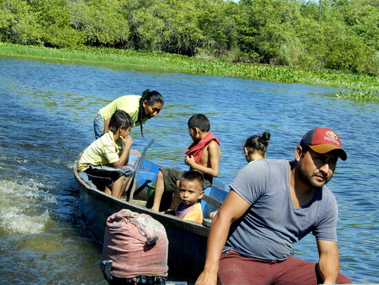 Unterwegs hängt sich noch eine Familie mit ihrem Böotchen an, so kommen sie schneller an ihr Ziel