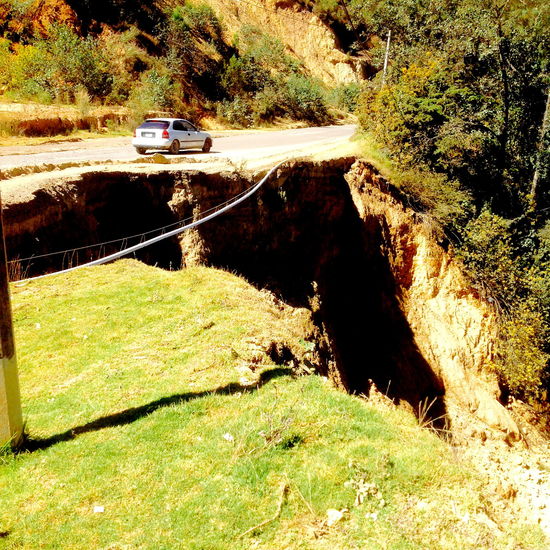 Man ist wohl kaum verwundert, wenn bei heftigen Regenfällen ganze Strassenabschnitte weggeschwemmt werden - wenn die Hangrutsche der vorherigen Regenperiode nicht repariert werden...