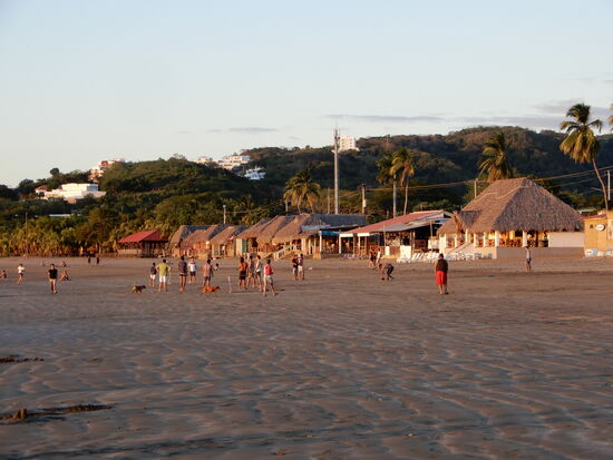 An den folgenden Tagen strömen die Leute zum Strand, um sich zu vergnügen