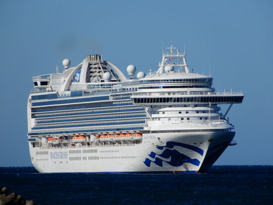 Am letzten Morgen sind wir nicht schlecht erstaunt, als ein grosser Cruiser draussen im Meer dümpelt! Für uns ist es ein toller Zeitvertreib, während des Frühstücks dem Treiben zuzuschauen.