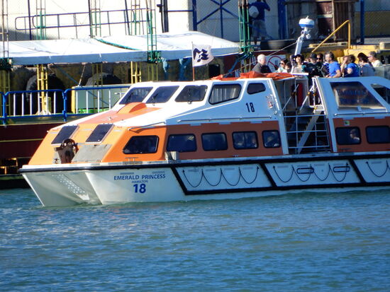Mit den Beibooten werden die Leute an Land gebracht; in Bussen werden sie durch das Land geführt - entlang dem Nicaraguasee bis nach Granada und Managua!