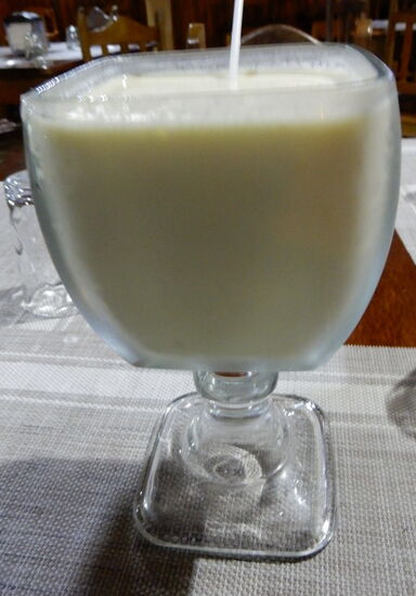 Für den Silvesterabend haben wir uns einen Tisch in einem Hotel reservieren lassen! Als Aperitiv gibt's eine Piña Colada.