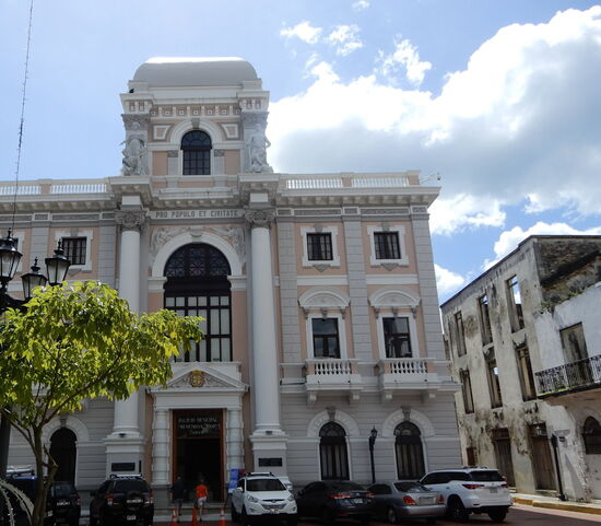 Der ehemalige Sitz des Bürgermeisters, und gleich daneben die erste Bauruine