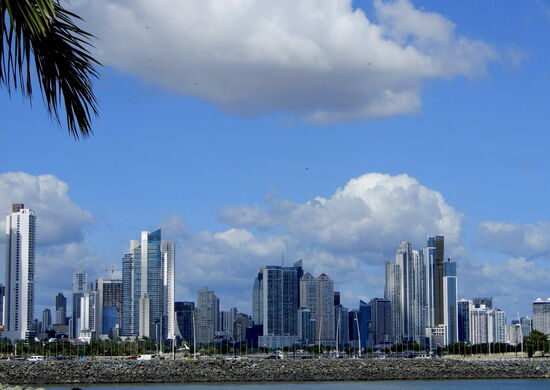 Im Vordergrund zu sehen ist der Damm, welche die verschiedenen Inseln miteinander verbindet.