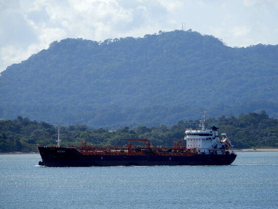 Ein toller Ausblick während des Kaffeetrinkens, ein Schiff verlässt den Kanal in Richtung Pazifik...