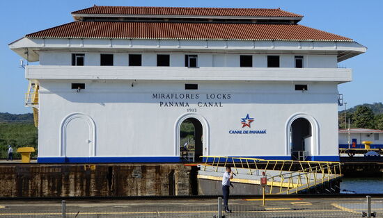 Die Schaltzentrale der Miraflores-Schleusen; der Mann mit dem Micro erklärt laufend die Vorgänge