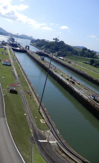 Die Schleuseneinfahrt auf der Pazifik-Seite; die Schleusenkammer ist 305 m lang, 35,5 m breit und 14,3 m tief