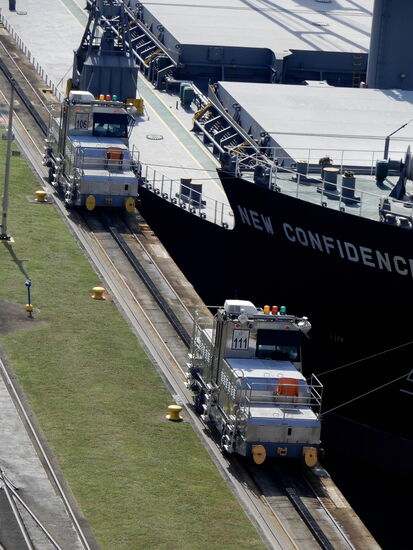 Je 3 Loks auf beiden Seiten halten das Schiff mittels Stahlseilen in Position;  die Durchschnittsgebühr für eine Kanaldurchfahrt kostet pro Schiff 79'000.- US$, die höchste bezahlte Gebühr betrug im Juli 2016 829'468.- US$, die niedrigste Gebühr mit 0,36 US$ bezahlte Richard Halliburton, welcher 1928 den Kanal durchschwamm.