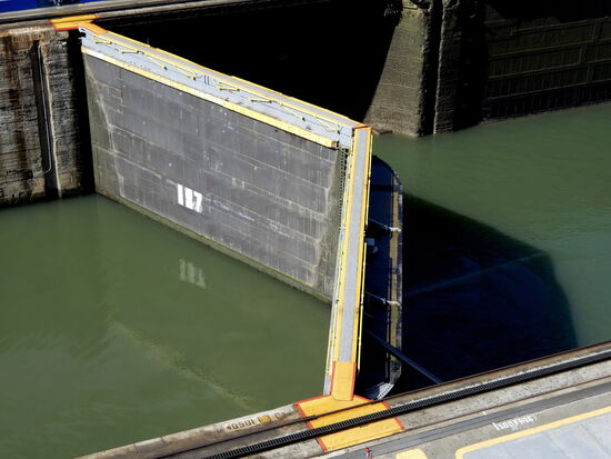 Ein Schleusenkammertor; die Gesamtbauzeit des Kanals betrug 10 Jahre, die Gesamtkosten 387 Mio US$, zusätzlich dazu kamen die 40 Mio US$ für die Land- und Erwerbskosten