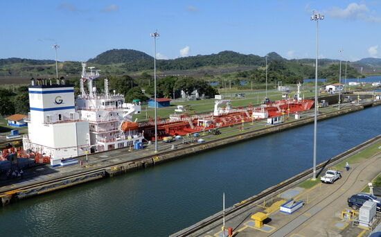 Beide Seiten der Schleusenkammern werden gleichzeitig benutzt; der Kanal ist während 24 h pro Tag und 365 Tage pro Jahr in Betrieb