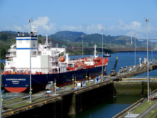 Das Schiff verlässt die Miraflores Schleuse und fährt weiter durch den See zur nächsten Schleuse; pro Jahr werden ca 220 Mio Tonnen an Fracht durch den Kanal befördert