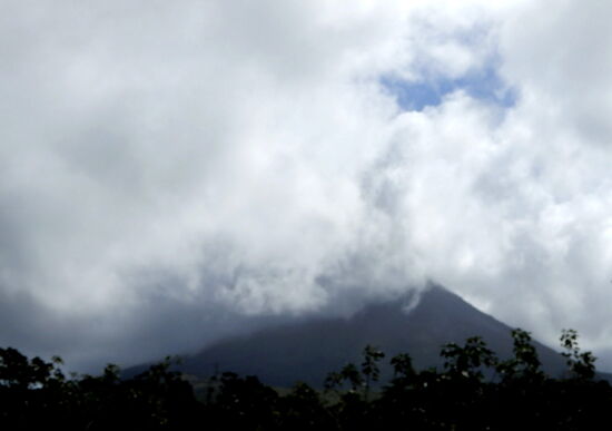 Der Vulkan Arenal will sich nciht zeigen, doch Silberstreif am Himmel - das Wetter scheint besser zu werden!