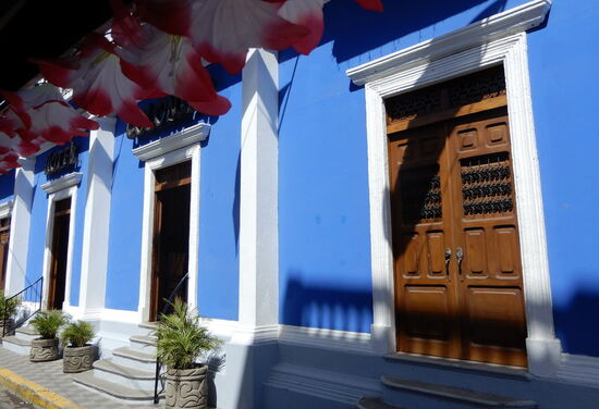 Vorbei an farbig bemalten Häusern