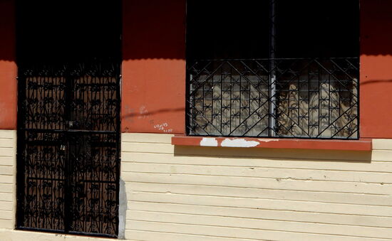 Sehr schön vergitterte Türen und Fenster - und bei genauerem Hinsehen stellt man fest, dass der Lack abblättert!