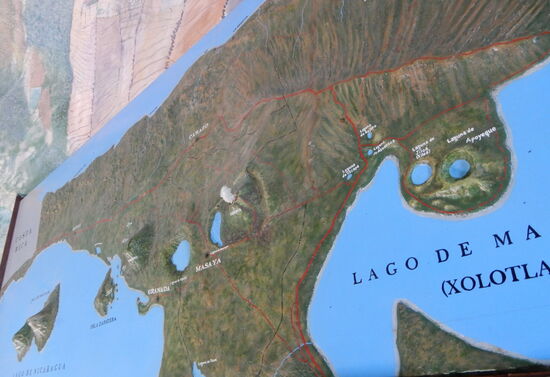 An einem Relief wird aufgezeigt, wie die Vulkane der Umgebung schnurgerade aufgereiht sind!