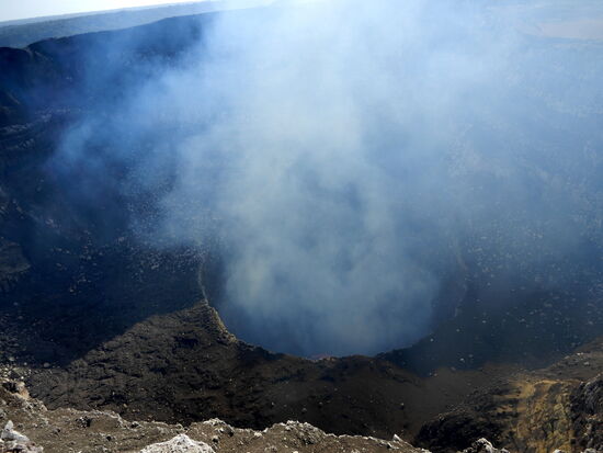 Und der Blick hinab in den Schlund des Vulkans, wegen den giftigen Gasen darf man sich nicht allzu lange am Krater aufhalten