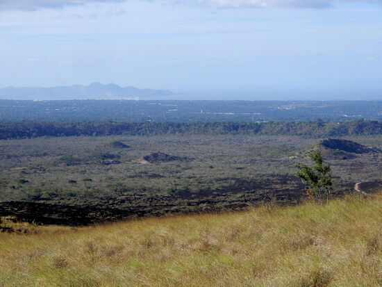 Wir entfernen uns mal vom Rand des Kraters und entdecken weitere Ausbrüche und Fumarolen
