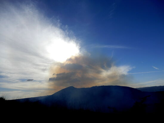 Bei Anbruch der Dämmerung geht es nochmals zurück zum Kraterrand