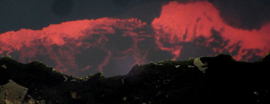 Unglaublich, man blickt direkt in den Höllenschlund der brodelnden Lava - direkt unter uns...