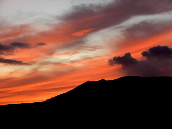 Der Tag wird vollendet mit diesem spektakulären Sonnenuntergang