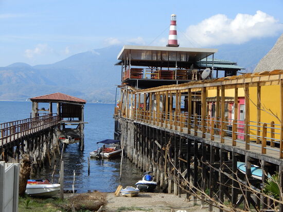 Das Restaurant "El Faro" liegt am Lage de Coatepeque - dahinter der Cerro Verde Nationalpark.