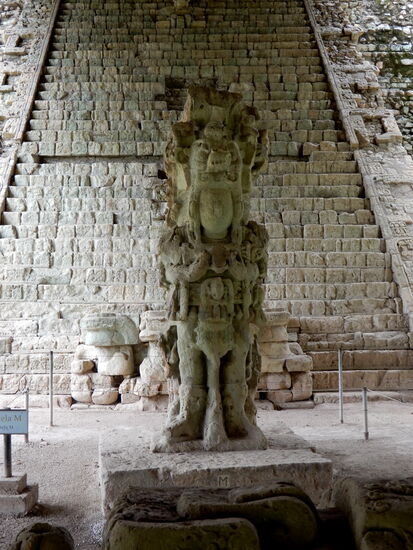 Die meisten der schönen Stelen stammen aus der Zeit von 613 bis 738 a.C. und stellen die damaligen Könige dar.