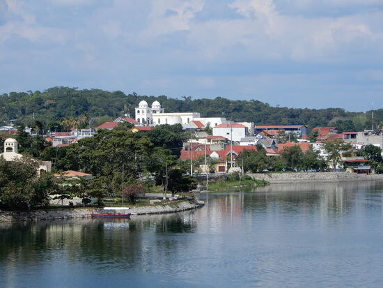 Flores am Lago de Petén