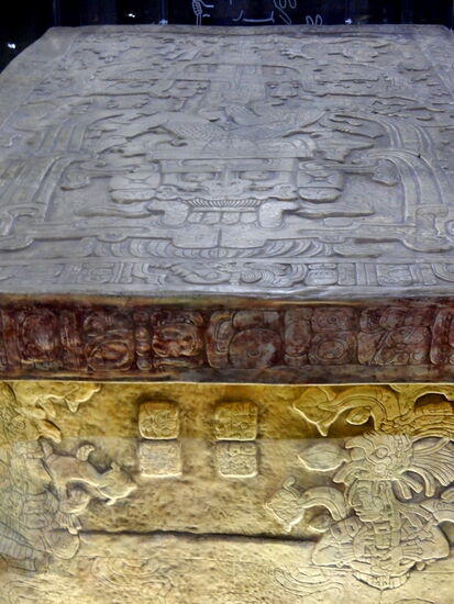 Hier befindet sich eine Kopie eines Sarkophags, das Original wurde damals geöffnet, und archäologisch begutachtet, aber nachher wiederum zugeschüttet.