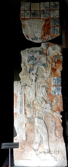 Eine farbige Stele im Museum