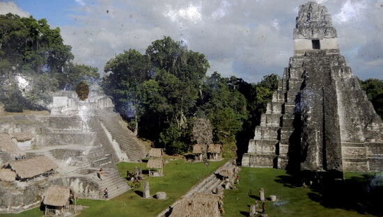 Im Gegensatz zur Bauweise in Tikal mit dem ca  60 m hohen Tempel
