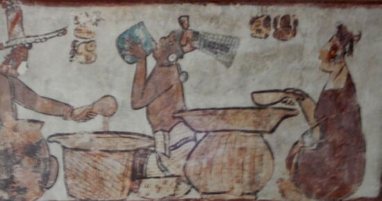 In einem kleinen Ausstellungslokal finden wir ein paar Szenen aus dem Alltag der Mayas. Viele Fundstücke befinden sich im Museum in Chetumal.