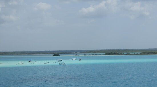 Die Laguna Bacalar ist wunderschön - sie wird auch die Lagune der sieben Blautöne genannt! Durch die verschiedenen Sandbänke ergeben sich immer andere Farbtöne!