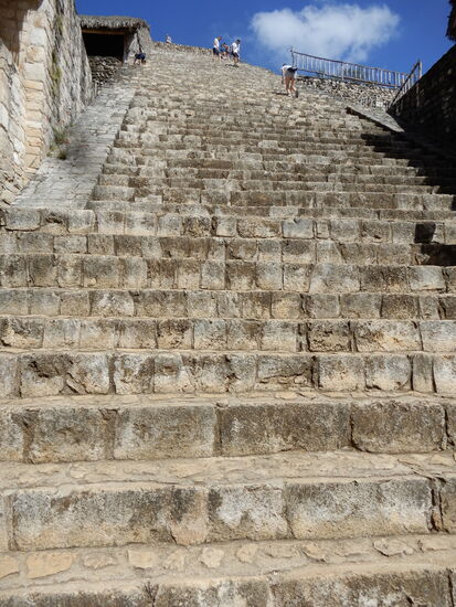 Eine steile Treppe führt hinauf zum Mittelpunkt de Gebäudes.