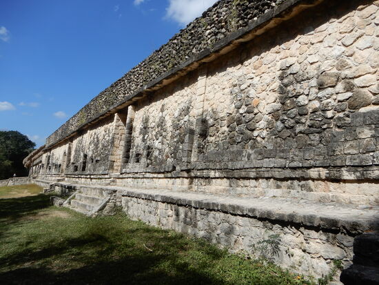 Die Steine des Fundaments mit einer Gesamtlänge von 200 Metern