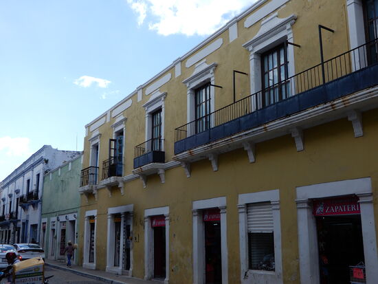 Viele prächtige Bauten aus dem 18. und 19. Jh. schmücken die Strassen rund um den Zocaló.