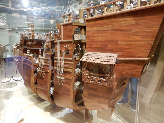 In einem Museum bestaunen wir dieses nachgebaute, spanische Erobererschiff mit tollen Einblicken ins Innenleben