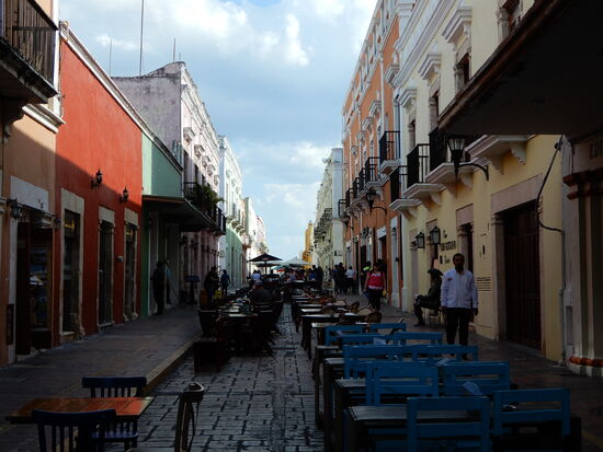 Am Nachmittag ist es noch zu warm, um sich in den lasuchigen Gassen für ein Bier niederzulassen!